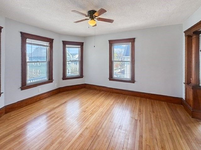 21 Falmouth St, Worcester, MA 01607