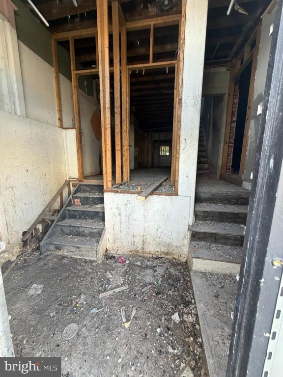 Image 4 of property listing at 2529 E MONUMENT ST, Baltimore, MD 21205