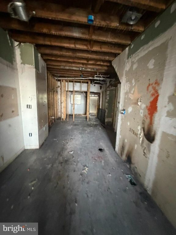 Image 8 of property listing at 2529 E MONUMENT ST, Baltimore, MD 21205