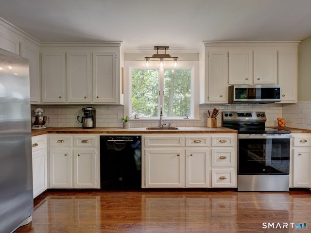 39 Woodhaven Road, Glastonbury, CT 06033