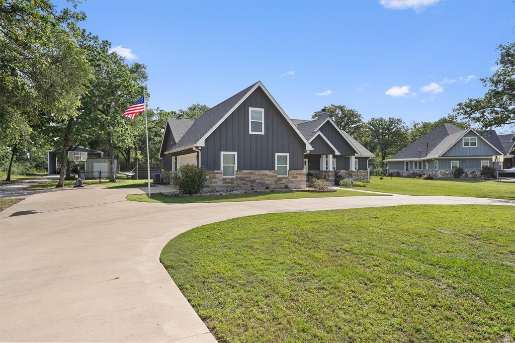 136 Fawn HOLW, Elgin, TX 78621