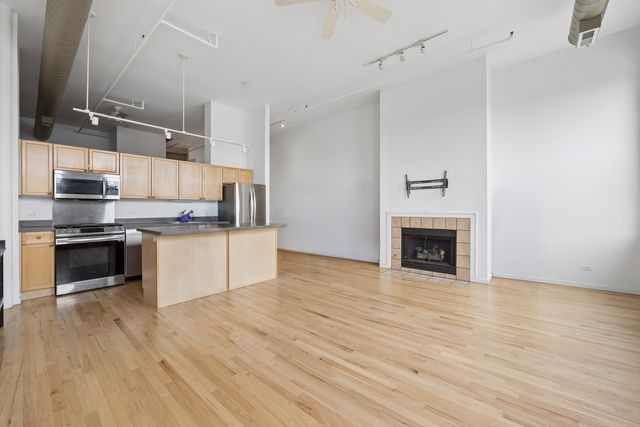 3151 N Lincoln Avenue 304, Chicago, IL 60657