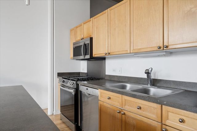 3151 N Lincoln Avenue 304, Chicago, IL 60657