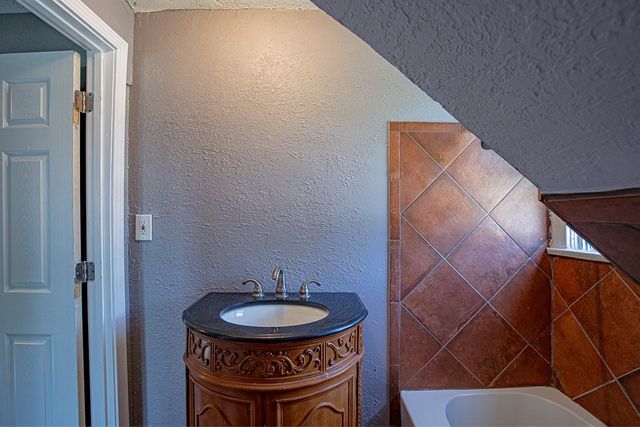 2203 E 37 Street, Kansas City, MO 64109