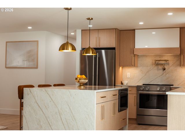6375 Sw DAWN St, Lake Oswego, OR 97035