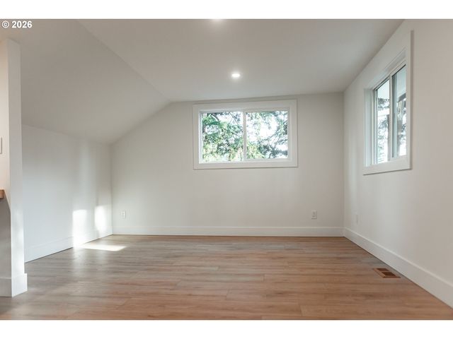 6375 Sw DAWN St, Lake Oswego, OR 97035