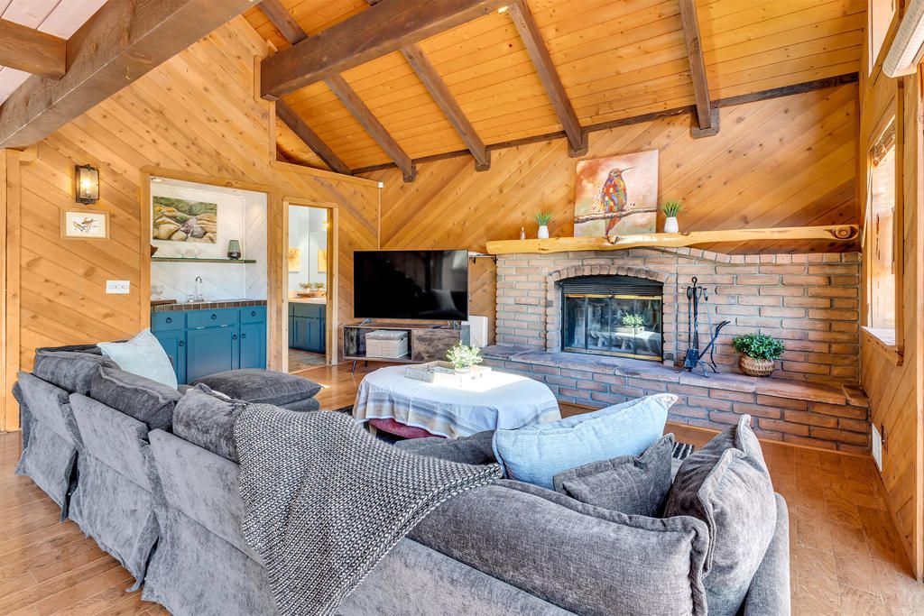 Image 10 of property listing at 24863 Ponderosa Drive, Idyllwild, CA 92549