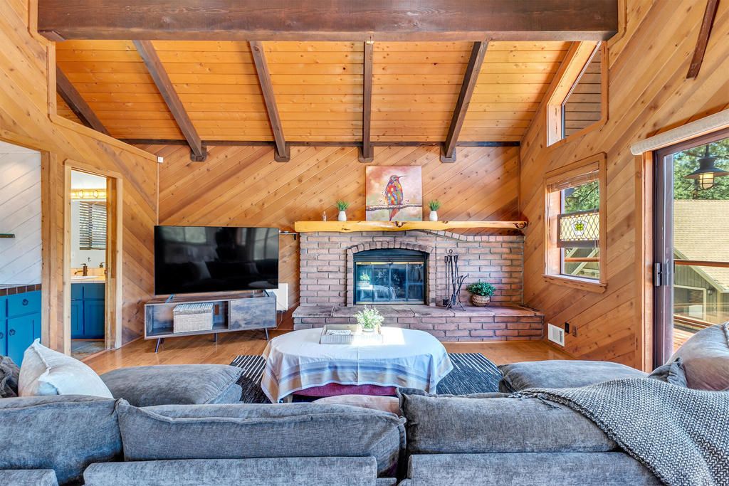 Image 9 of property listing at 24863 Ponderosa Drive, Idyllwild, CA 92549