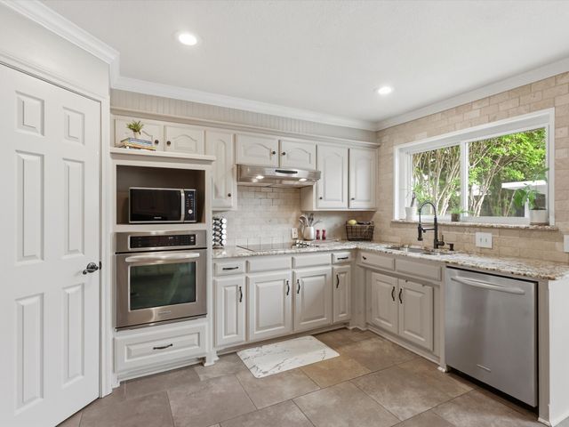 205 Circleview Drive N, Hurst, TX 76054