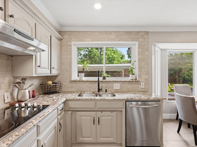 205 Circleview Drive N, Hurst, TX 76054