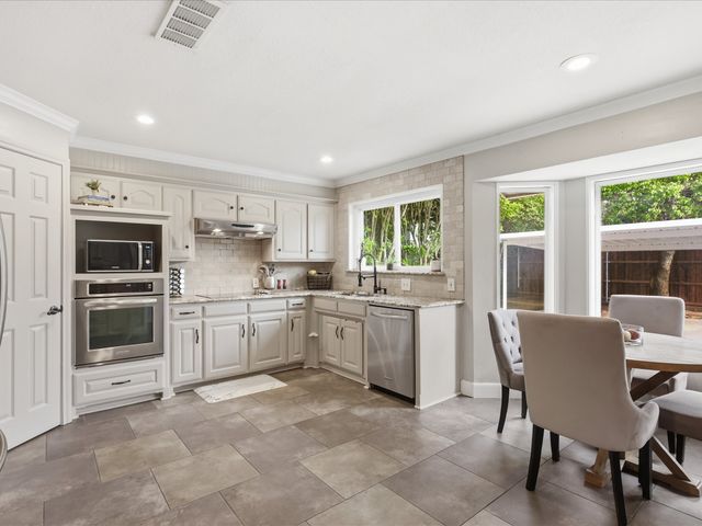 205 Circleview Drive N, Hurst, TX 76054
