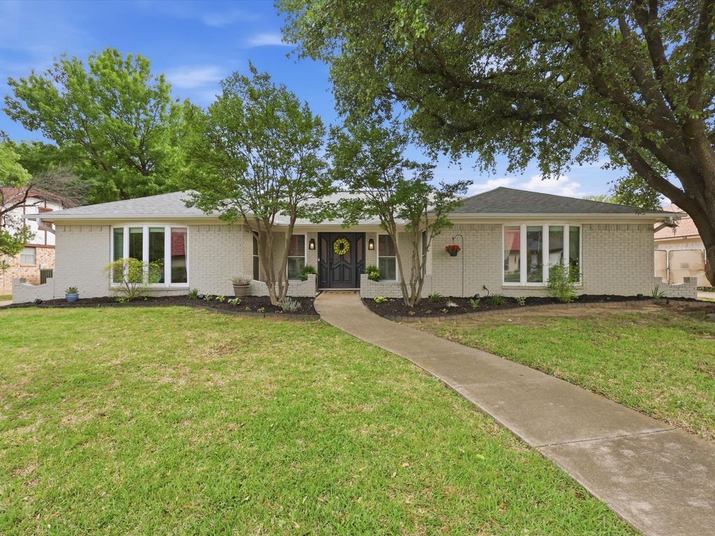 205 Circleview Drive N, Hurst, TX 76054
