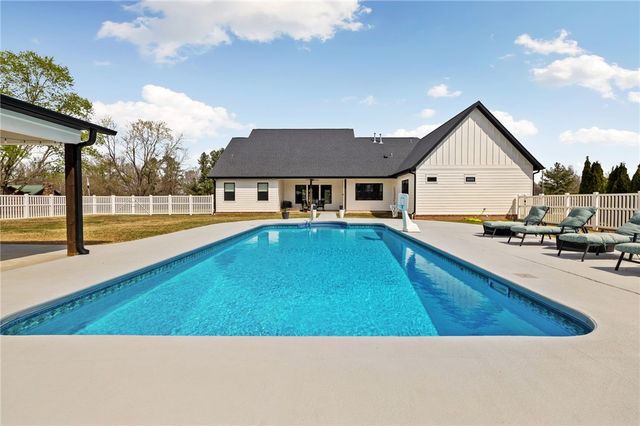 484 S Wyman Road, Fayetteville, AR 72701