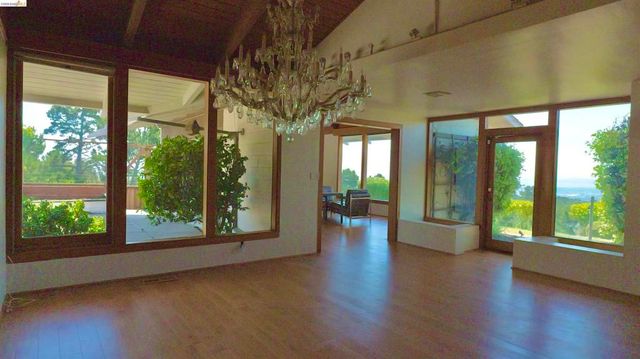 5623 Bacon, Oakland, CA 94619