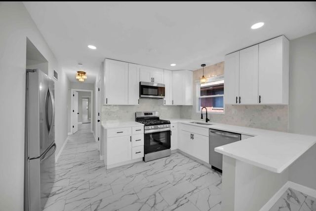 13921 S Manistee Avenue, Burnham, IL 60633