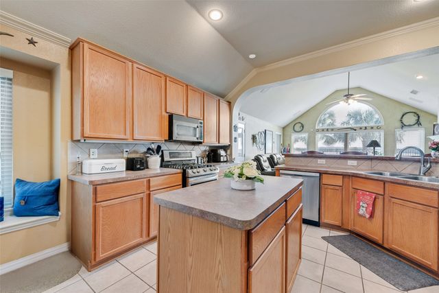 2435 Beachview Drive, Grand Prairie, TX 75054