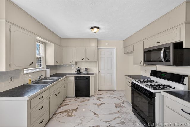 1809 W Dupont Street, Claremore, OK 74017