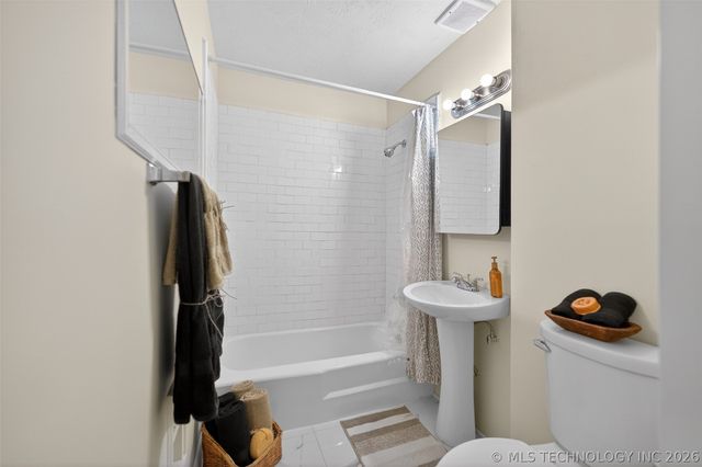 1809 W Dupont Street, Claremore, OK 74017