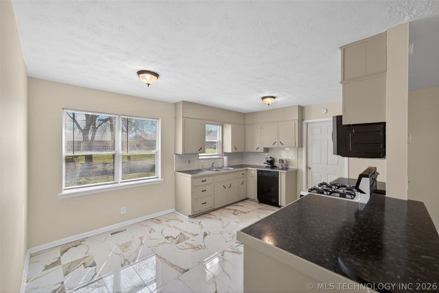 1809 W Dupont Street, Claremore, OK 74017