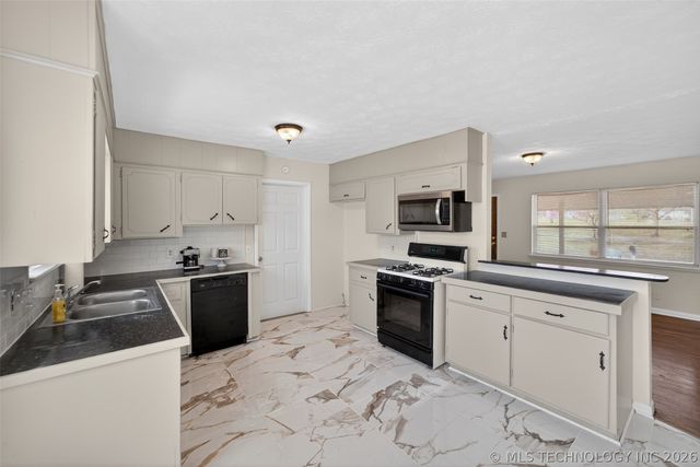 1809 W Dupont Street, Claremore, OK 74017