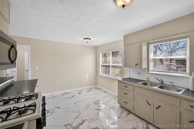 1809 W Dupont Street, Claremore, OK 74017