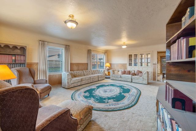 1725 E Goshen Avenue E, Visalia, CA 93292