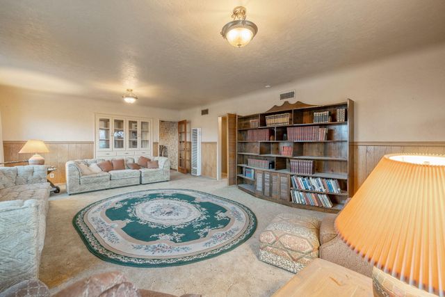 1725 E Goshen Avenue E, Visalia, CA 93292