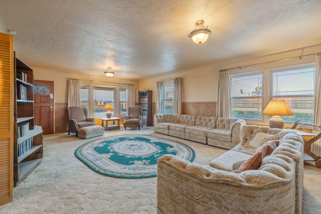 1725 E Goshen Avenue E, Visalia, CA 93292