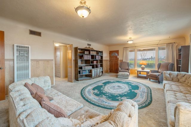 1725 E Goshen Avenue E, Visalia, CA 93292