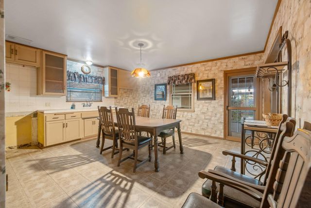 1725 E Goshen Avenue E, Visalia, CA 93292