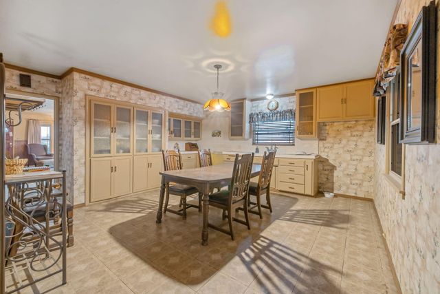 1725 E Goshen Avenue E, Visalia, CA 93292