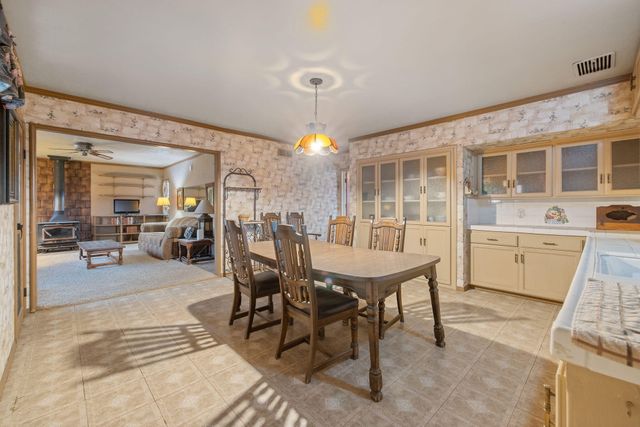 1725 E Goshen Avenue E, Visalia, CA 93292