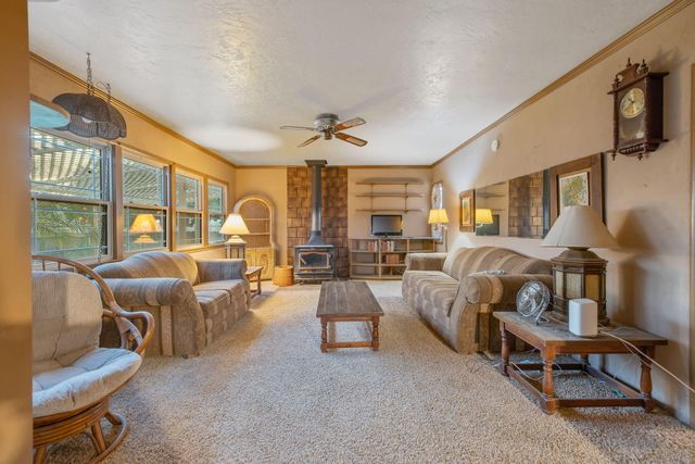 1725 E Goshen Avenue E, Visalia, CA 93292