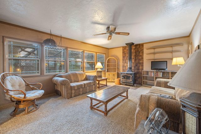 1725 E Goshen Avenue E, Visalia, CA 93292