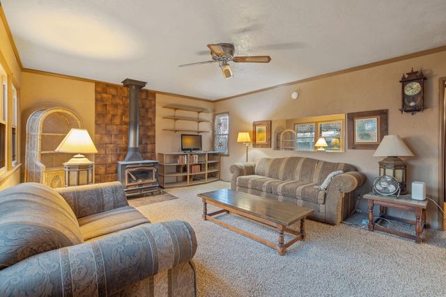 1725 E Goshen Avenue E, Visalia, CA 93292