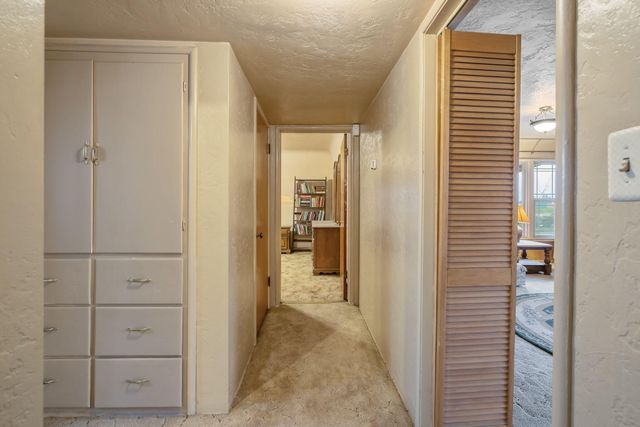 1725 E Goshen Avenue E, Visalia, CA 93292