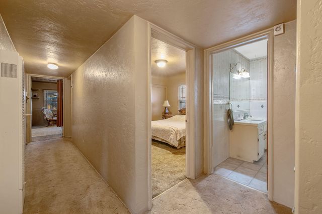 1725 E Goshen Avenue E, Visalia, CA 93292