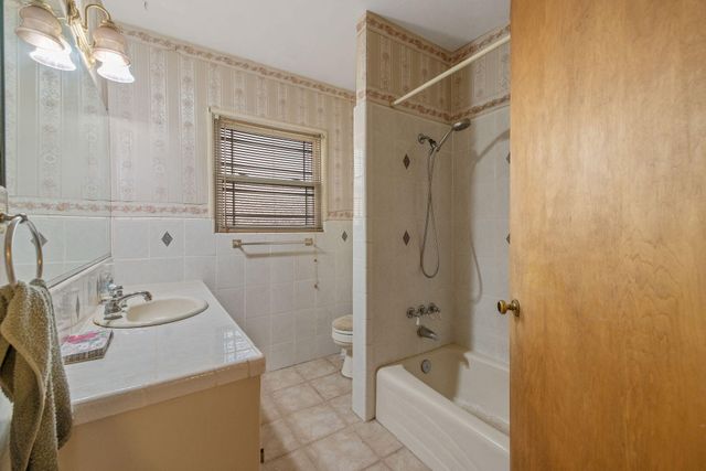 1725 E Goshen Avenue E, Visalia, CA 93292