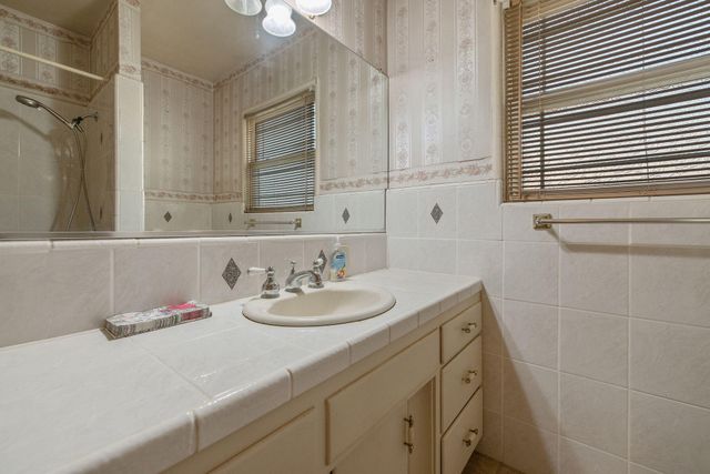 1725 E Goshen Avenue E, Visalia, CA 93292