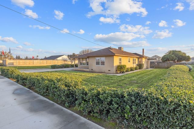1725 E Goshen Avenue E, Visalia, CA 93292