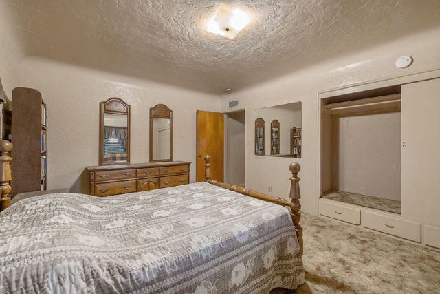 1725 E Goshen Avenue E, Visalia, CA 93292