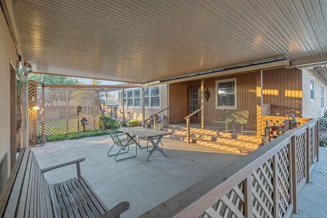 1725 E Goshen Avenue E, Visalia, CA 93292