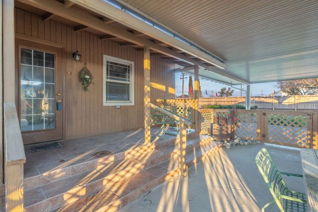 1725 E Goshen Avenue E, Visalia, CA 93292