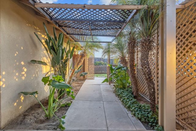 1725 E Goshen Avenue E, Visalia, CA 93292