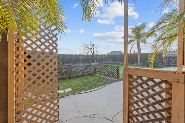 1725 E Goshen Avenue E, Visalia, CA 93292