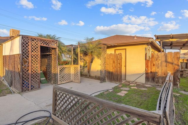 1725 E Goshen Avenue E, Visalia, CA 93292