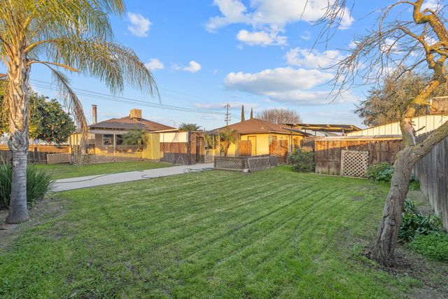 1725 E Goshen Avenue E, Visalia, CA 93292