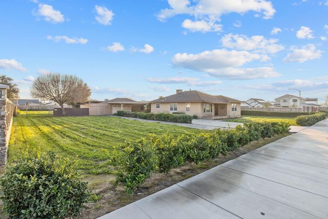 1725 E Goshen Avenue E, Visalia, CA 93292