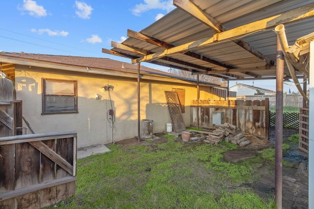1725 E Goshen Avenue E, Visalia, CA 93292