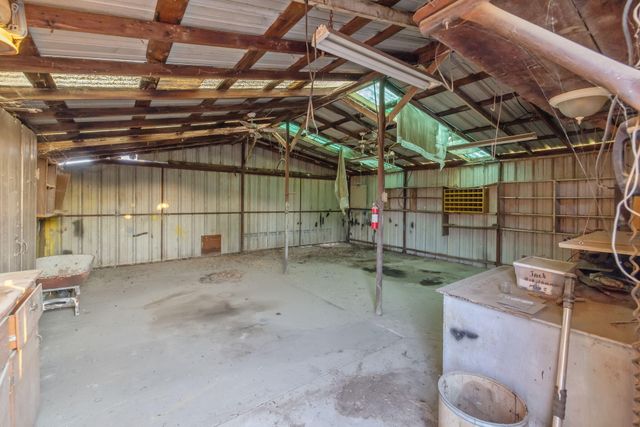 1725 E Goshen Avenue E, Visalia, CA 93292